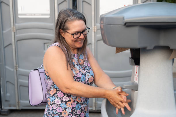 Porta potty delivery and setup in Valinda, CA